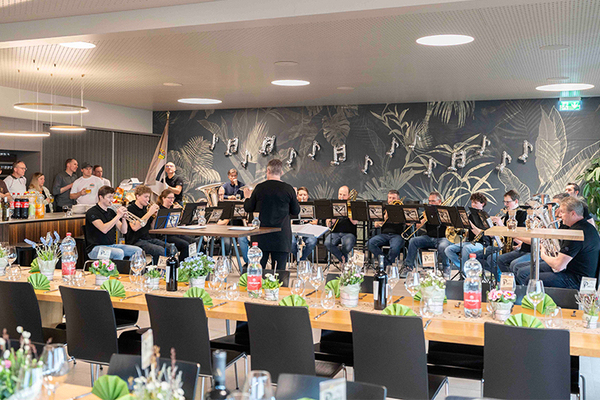 Vogel Musig weiht ihre Fahne ein