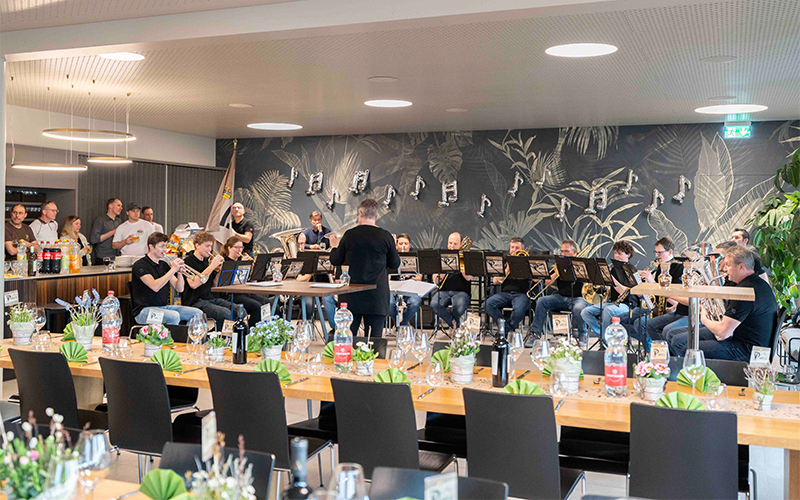 Vogel Musig weiht ihre Fahne ein