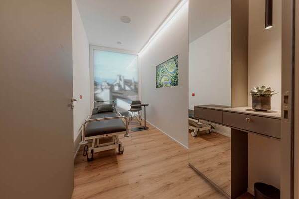 Behandlungszimmer.jpg