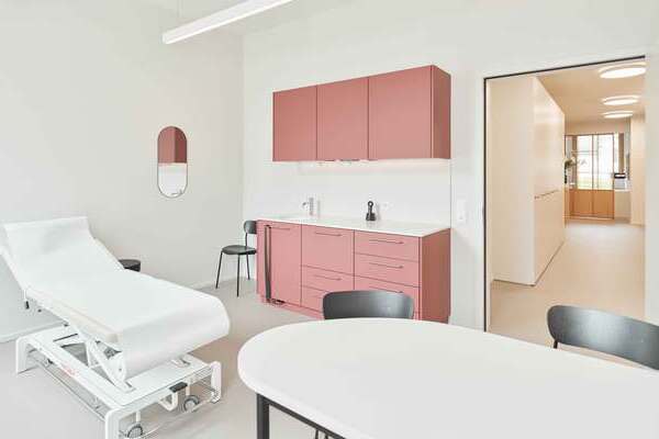 Behandlungsraum-rosa_2.jpg